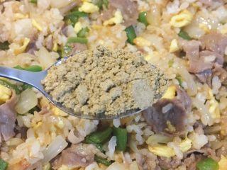 13、肥牛炒饭,加1勺孜然粉、1勺白胡椒粉和1勺盐