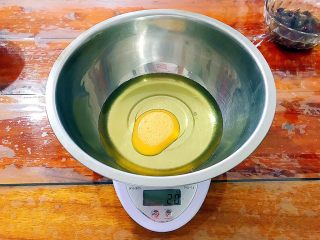 1、又香又酥的黑芝麻杂果干桃酥,再加入20g全蛋液！