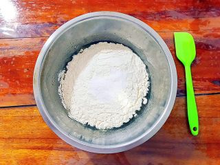 5、又香又酥的黑芝麻杂果干桃酥,将过筛过的中筋面粉和泡打粉加入之前准备好了的蛋糊之中！