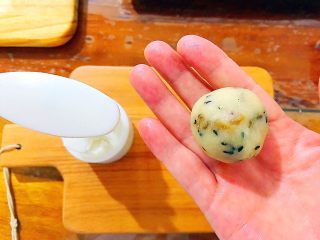 11、又香又酥的黑芝麻杂果干桃酥,把面团再轻轻捏几下！