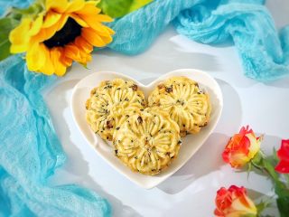 17、又香又酥的黑芝麻杂果干桃酥,按照芽芽的惯例，还是要美美的摆拍一下的！