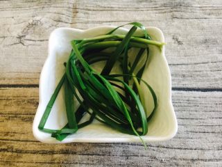 4、鹌鹑蛋空心面,韭菜少许