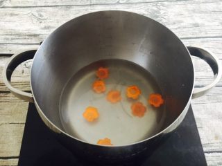 9、鹌鹑蛋空心面,胡萝卜焯水