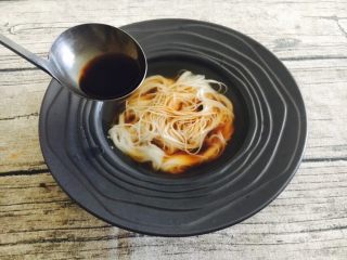 15、鹌鹑蛋空心面,放入少许酱油