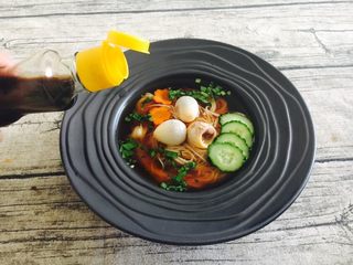 19、鹌鹑蛋空心面,倒入少许醋