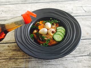 20、鹌鹑蛋空心面,加入2滴香油