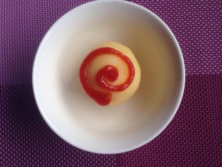 4、土豆泥（三味道）,做好丸子加上番茄酱，就可以了！完成。（酸甜味）提示：如果有番茄可以切丁加里面。
