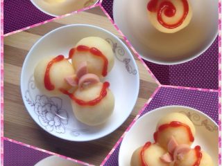 5、土豆泥（三味道）,成品展示。提示：番茄酱可以按照自己喜好来淋成自己喜欢的图案，如果掌握不好直接淋上也可以的。（酸甜味）