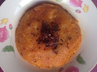 9、土豆泥（三味道）,装盘后在上面加些许辣椒酱与芝麻，喜欢辣得可以吃上面！完成。（辣味）提示：辣椒酱有盐味所有不需要再加别的啦。