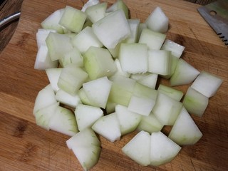 5、冬瓜圆子汤,冬瓜去皮切块备用