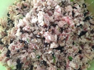 2、广西酿豆腐（酿豆腐泡）,把糯米捞出滴干水，加入切好的香芋，木耳，香菇，葱花，肉末，加入调味（盐，五香粉，十三香，胡椒粉，油）拌匀