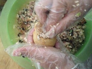 4、广西酿豆腐（酿豆腐泡）,把调好的陷塞进豆腐里，要用力压着塞