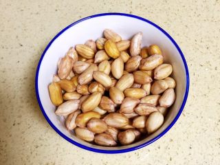 1、【私房菜】土匪猪脚煲,花生提前泡发好。