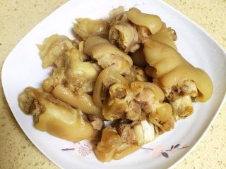 2、【私房菜】土匪猪脚煲,电压力锅程序结束后取出猪脚块，煮猪脚的汤留着备用。