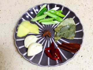 3、【私房菜】土匪猪脚煲,准备煲的用料，还有3小块冰糖，忘记拍了。