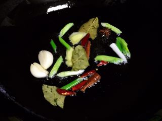 4、【私房菜】土匪猪脚煲,热锅冷油，小火爆香用料。