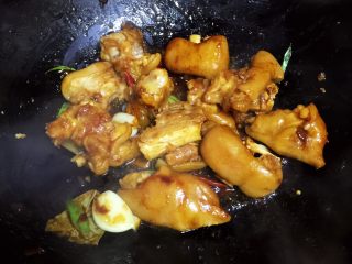 5、【私房菜】土匪猪脚煲,倒入猪脚块，调1汤匙料酒、2汤匙生抽、2汤匙黄豆酱，中大火翻炒均匀。