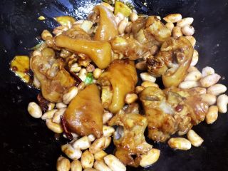 6、【私房菜】土匪猪脚煲,倒入花生翻炒均匀。