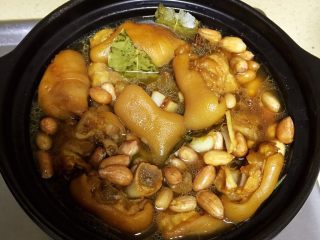 7、【私房菜】土匪猪脚煲,全部倒入小砂锅，煮猪脚的汤也倒入至刚刚与食材齐平，盖上盖子小火慢煲。