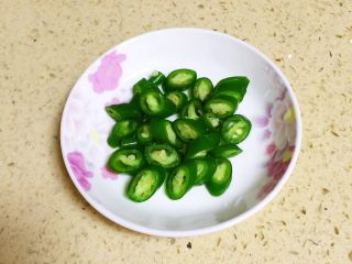 8、【私房菜】土匪猪脚煲,杭椒洗净切段。