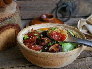 12、腊肠煲仔饭,熄火后暂时不要打开锅盖，继续焖15分钟后既可食用