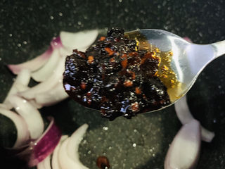 4、麻辣花蛤,炒香，加1勺老干妈酱；