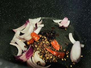 7、麻辣花蛤,辣椒要剪断；