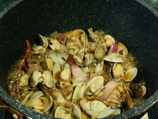 15、麻辣花蛤,翻炒均匀调料；