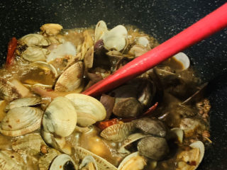 17、麻辣花蛤,翻炒一下；