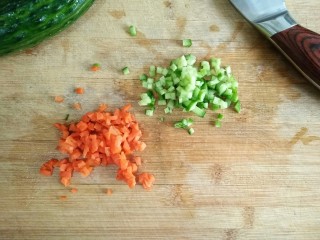 1、什锦蛋黄堡,黄瓜，胡萝卜洗净后切碎。