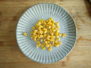 2、什锦蛋黄堡,玉米粒过开水焯熟沥水后备用。