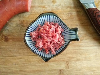 3、什锦蛋黄堡,肉肠切碎。