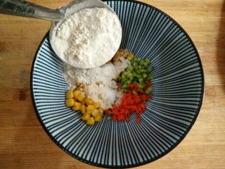 5、什锦蛋黄堡,再加入75克面粉。（普通面粉即可）