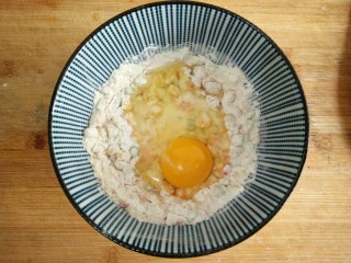 6、什锦蛋黄堡,在面粉和时蔬中磕入一个鸡蛋。