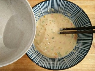 7、什锦蛋黄堡,将鸡蛋和时蔬一起搅拌，并加入适量的凉白开搅拌均匀。