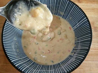 8、什锦蛋黄堡,将面糊搅拌至滴落呈缎带状，静置10分钟。