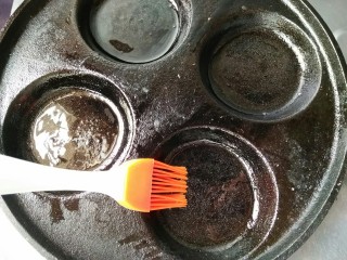 9、什锦蛋黄堡,在铸铁锅中刷一层薄油后预热一下。