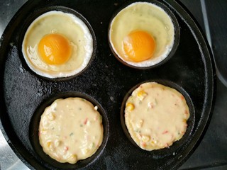 11、什锦蛋黄堡,在另外两个空中磕入两个鸡蛋。