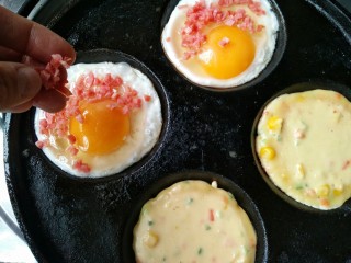 12、什锦蛋黄堡,在鸡蛋上撒上适量的肉肠碎。