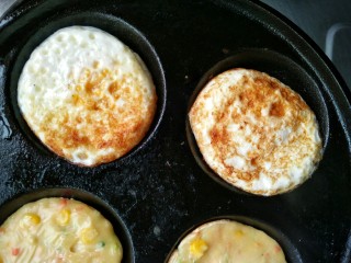 13、什锦蛋黄堡,将鸡蛋翻面煎一下。