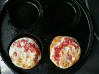 14、什锦蛋黄堡,将两面都煎定形的鸡蛋放在已经成型的面糊上。