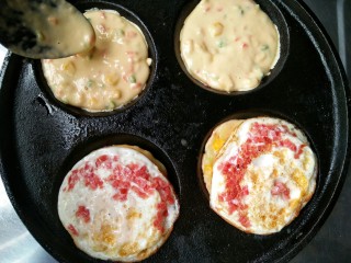 15、什锦蛋黄堡,在空余出的两个孔中再舀两勺粉糊。