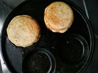 16、什锦蛋黄堡,在面糊未凝固之前将鸡蛋和另外半片蛋黄堡放在面糊上。