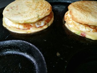 17、什锦蛋黄堡,此时，鸡蛋和面糊粘合在一起。（这种做法鸡蛋和一片汉堡坯粘合在一起，另一半汉堡坯是和鸡蛋分开的，便于再加入各种酱料和生菜等）