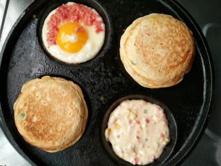 18、什锦蛋黄堡,另一种方法，也可以先煎鸡蛋，再舀面糊，在面糊未干前将煎好的鸡蛋放上，这样鸡蛋的两面都能和面糊粘合在一起了。（只是这种做法如果要刷酱料或夹菜时需要将蛋堡再用刀从中间片开）