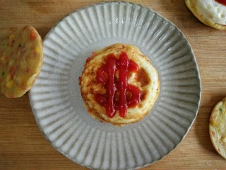 19、什锦蛋黄堡,在煎熟的蛋黄堡中根据自己的口味，添加喜欢的酱料。