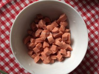 4、火腿丁炒饭,火腿肠去外衣后切成小丁待用