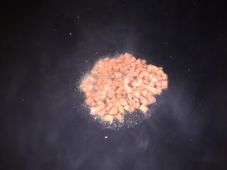 6、火腿丁炒饭,然后炒锅烧热后放入适量食用油烧热，倒入火腿丁翻炒