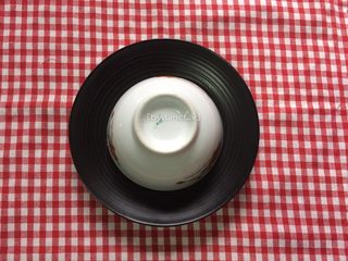 13、火腿丁炒饭,炒好的炒饭装入碗中压实，然后倒扣在餐盘中，拿开碗后即可。