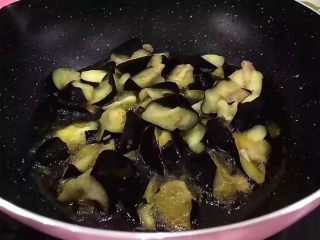 5、红烧茄子,锅里放油,多放点,油热至八九成热时,将茄子放入